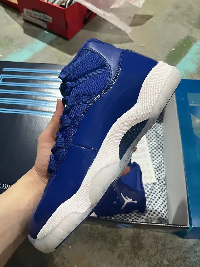 Air Jordan 11 Sapatos de Basquete de Couro Patentado Azul Royal 3