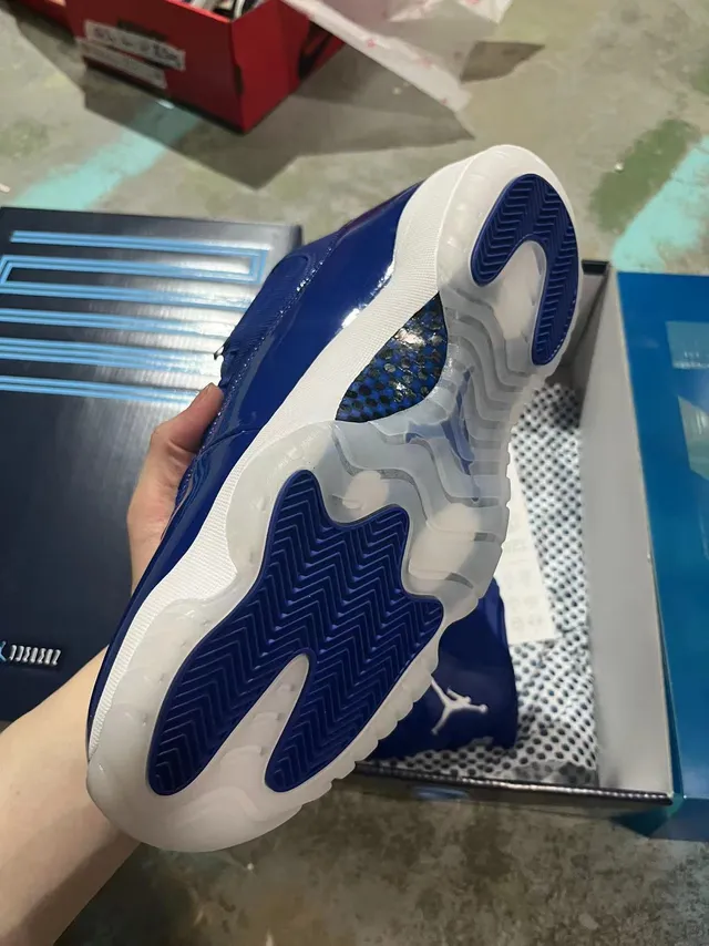 Air Jordan 11 Sapatos de Basquete de Couro Patentado Azul Royal 4