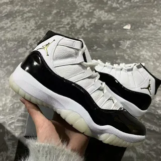 Tênis de basquete Air Jordan 11 branco preto dourado