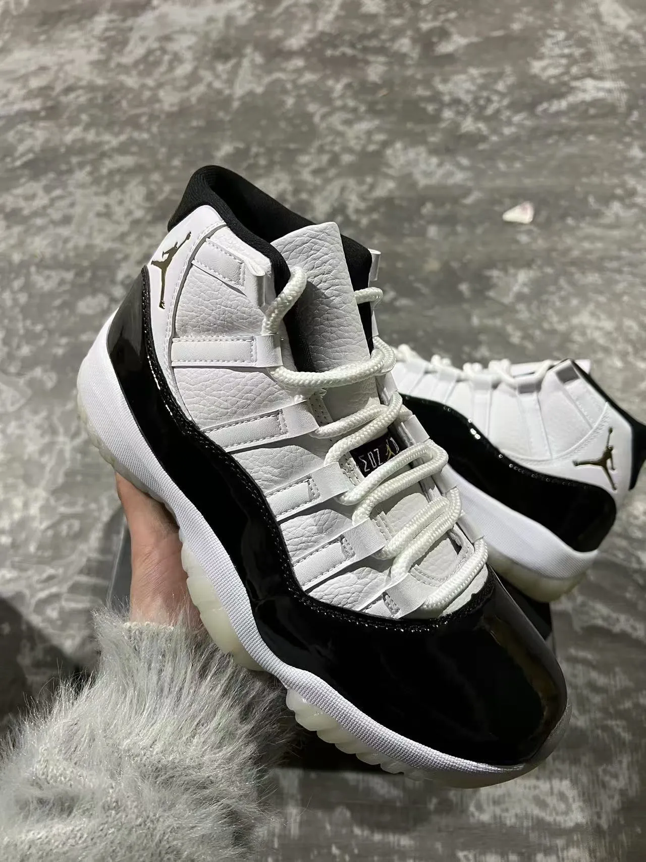 حذاء كرة السلة Air Jordan 11 أبيض وأسود وذهبي 6
