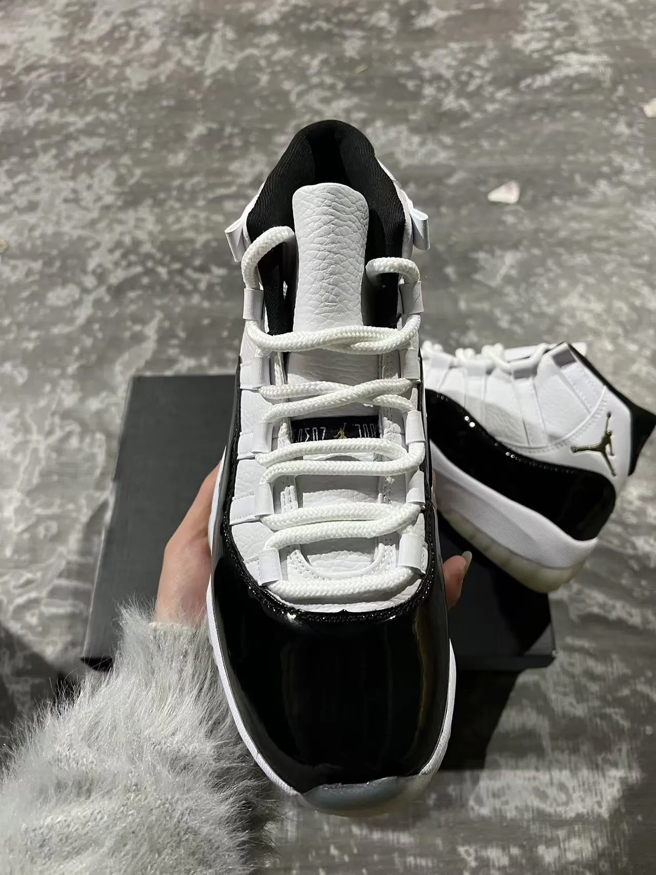حذاء كرة السلة Air Jordan 11 أبيض وأسود وذهبي 7