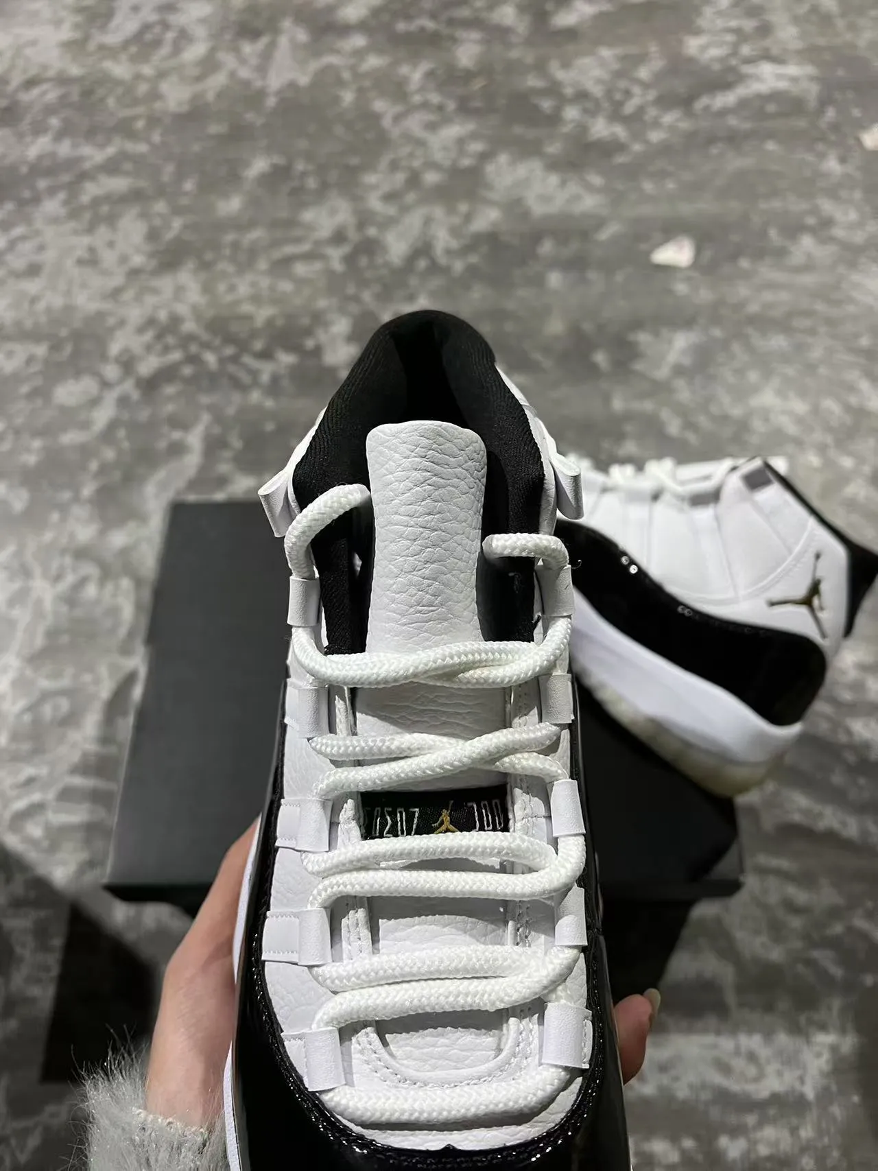 حذاء كرة السلة Air Jordan 11 أبيض وأسود وذهبي 8