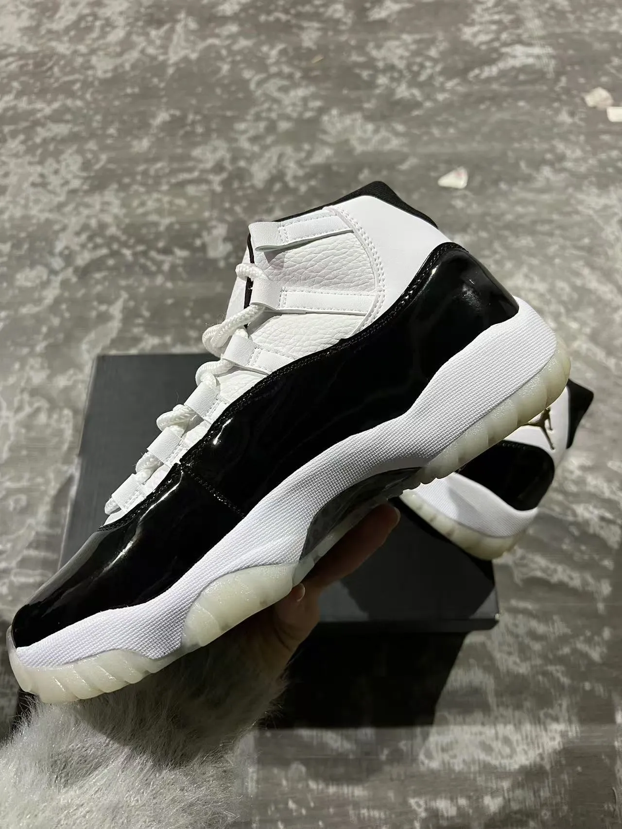 حذاء كرة السلة Air Jordan 11 أبيض وأسود وذهبي 2