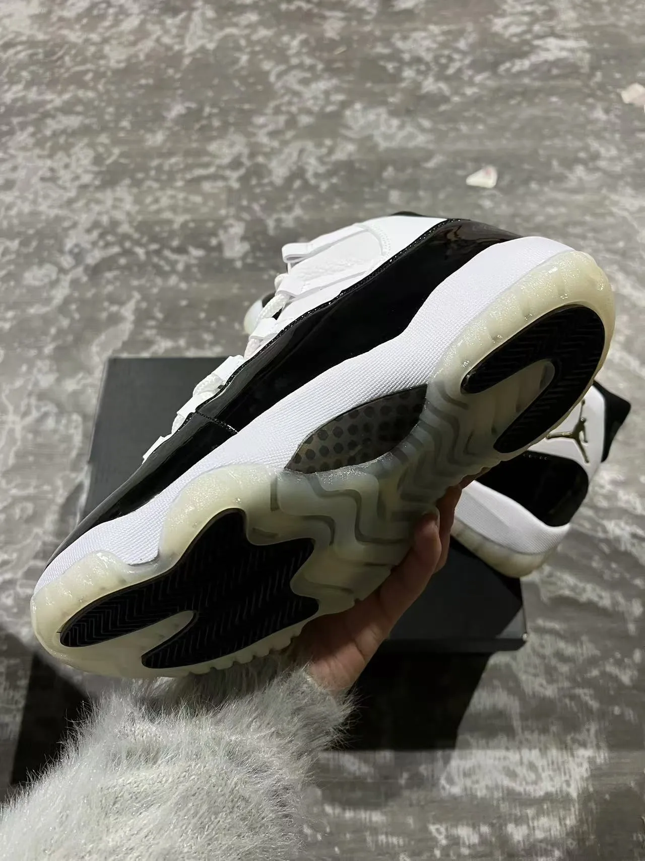 حذاء كرة السلة Air Jordan 11 أبيض وأسود وذهبي 9
