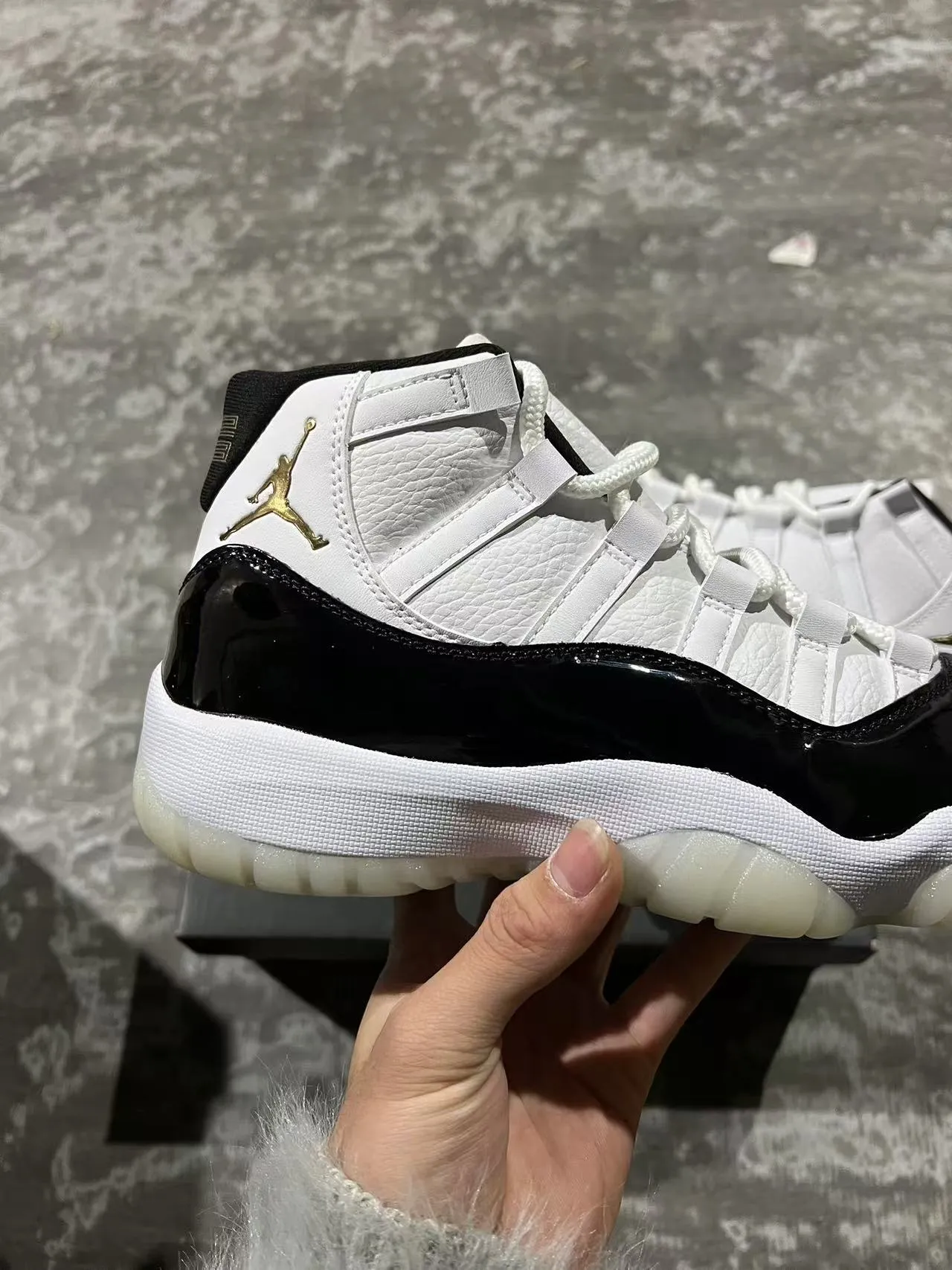 حذاء كرة السلة Air Jordan 11 أبيض وأسود وذهبي 10