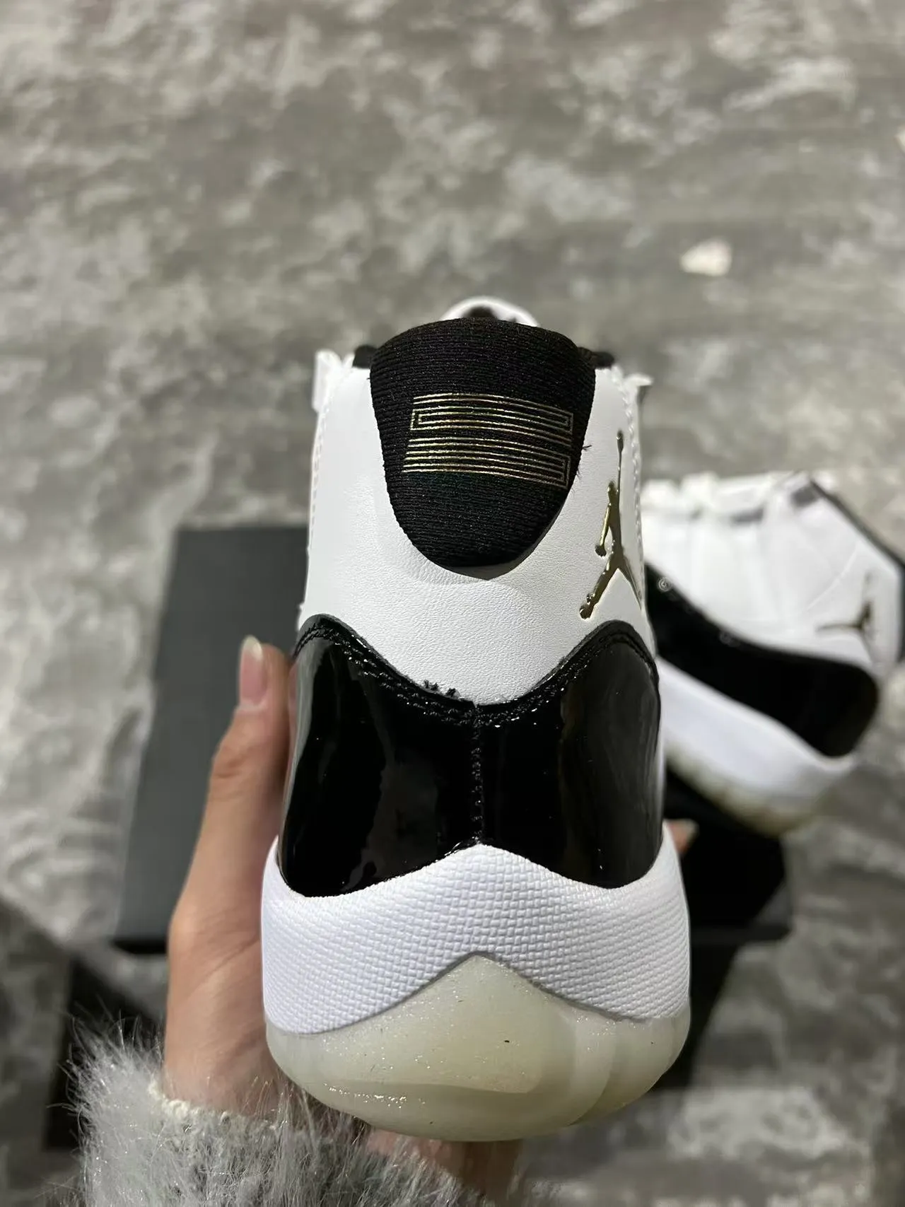 حذاء كرة السلة Air Jordan 11 أبيض وأسود وذهبي 3