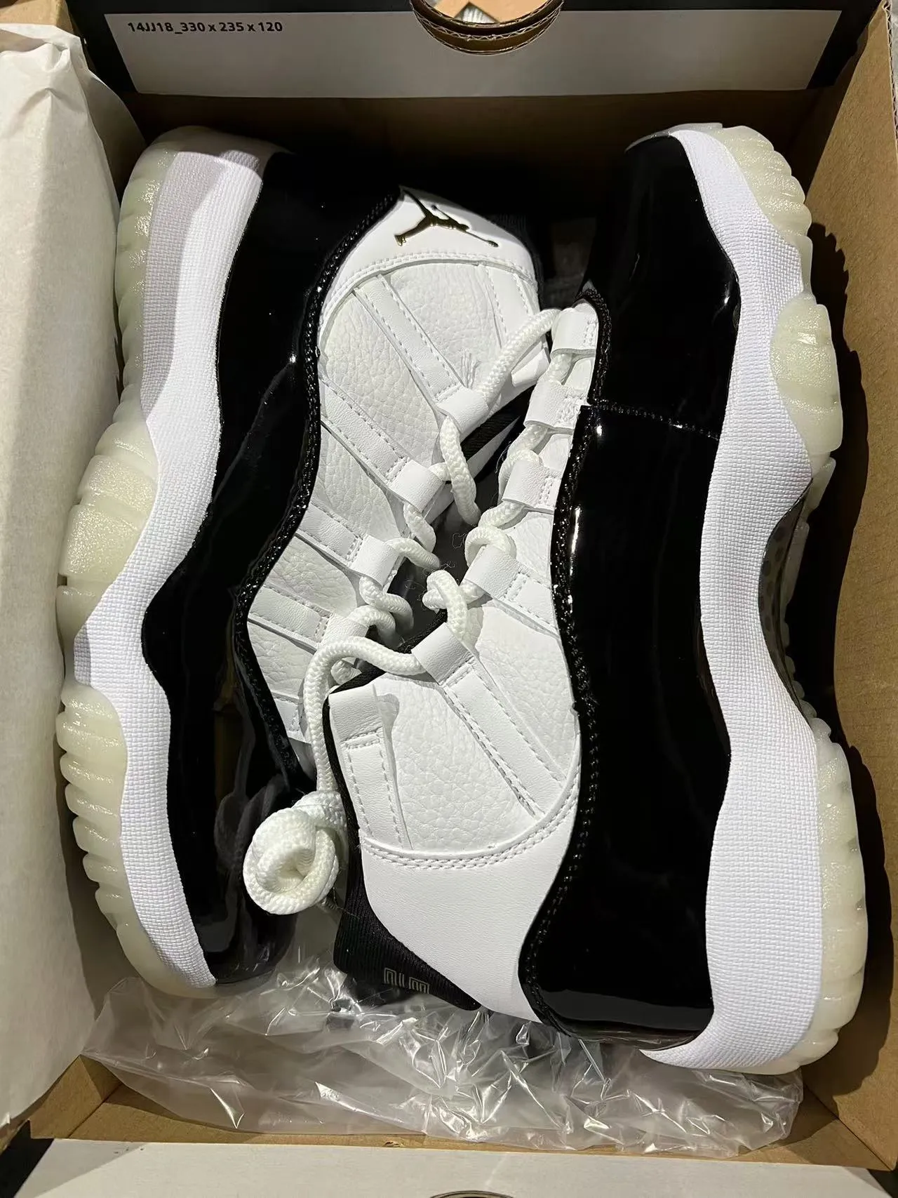 حذاء كرة السلة Air Jordan 11 أبيض وأسود وذهبي 4
