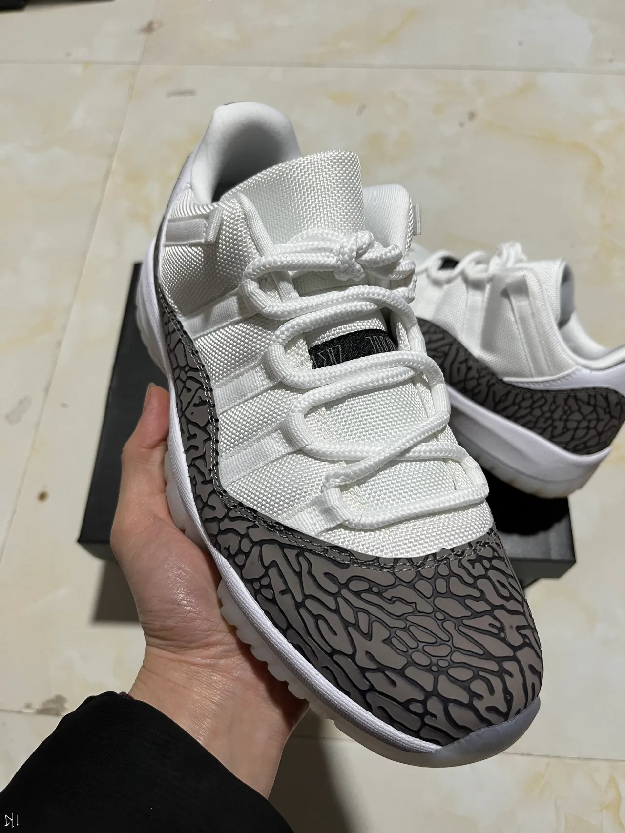 Tênis lifestyle de cano baixo Air Jordan 11 branco e cinza com estampa de elefante 2