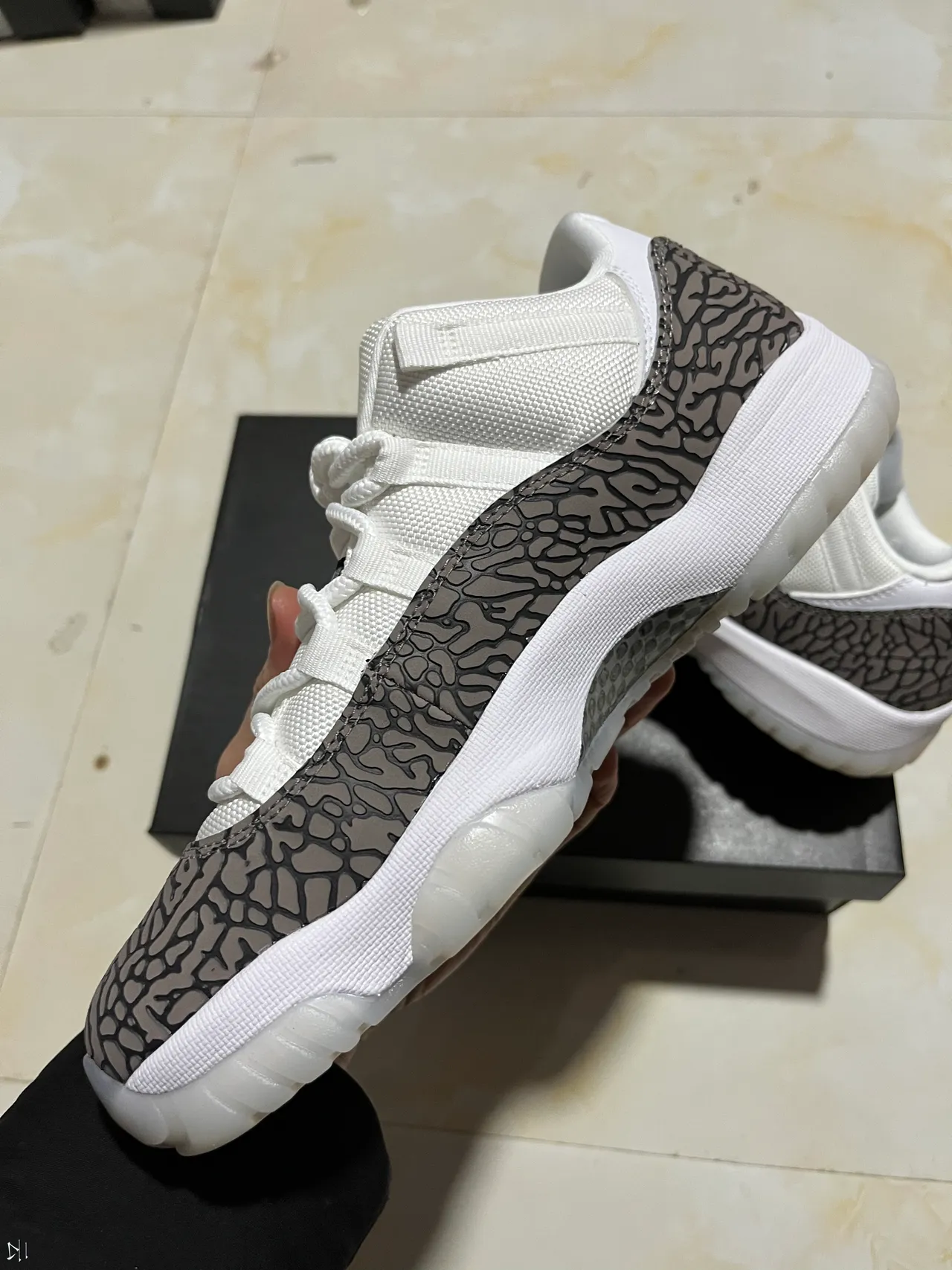 Tênis lifestyle de cano baixo Air Jordan 11 branco e cinza com estampa de elefante 3