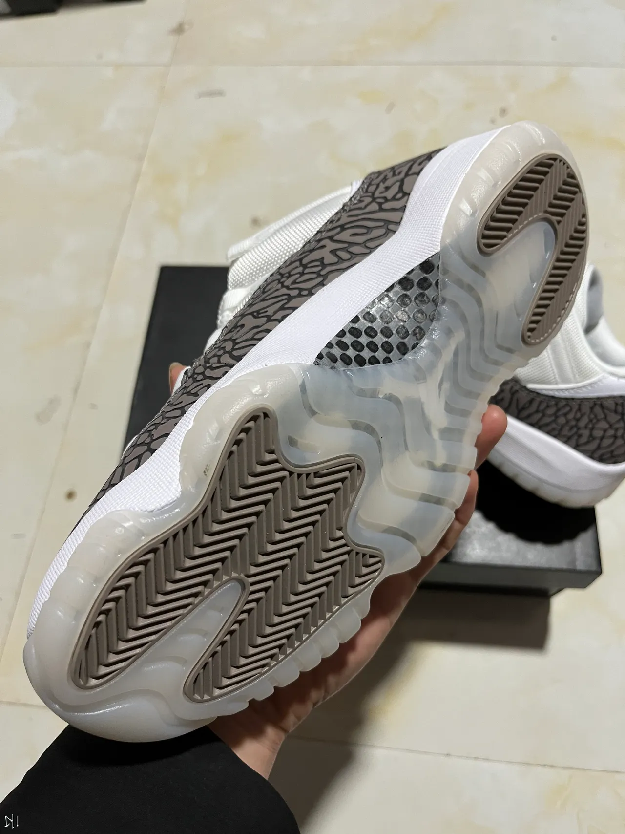 Tênis lifestyle de cano baixo Air Jordan 11 branco e cinza com estampa de elefante 4