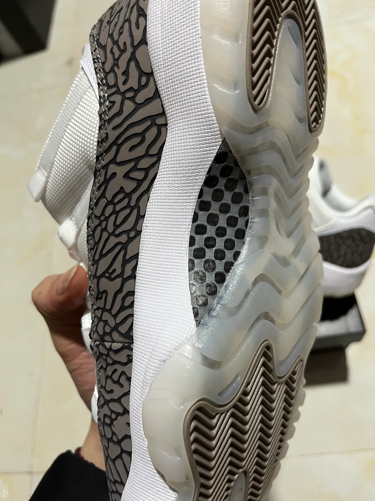 Tênis lifestyle de cano baixo Air Jordan 11 branco e cinza com estampa de elefante 5