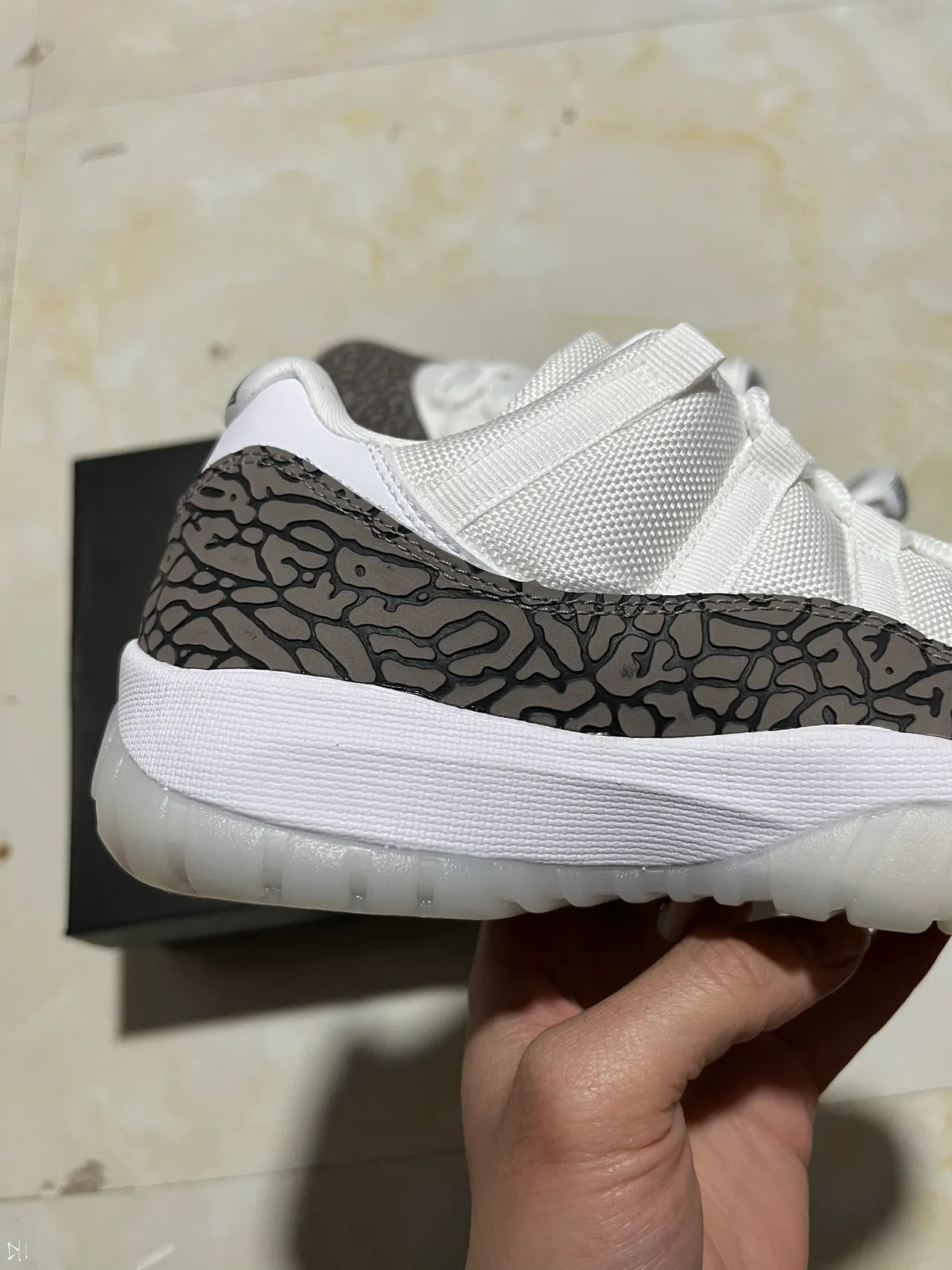 Tênis lifestyle de cano baixo Air Jordan 11 branco e cinza com estampa de elefante 6