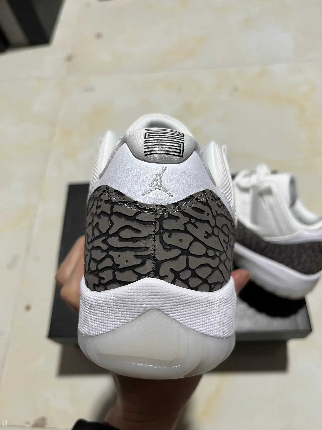 Tênis lifestyle de cano baixo Air Jordan 11 branco e cinza com estampa de elefante 7