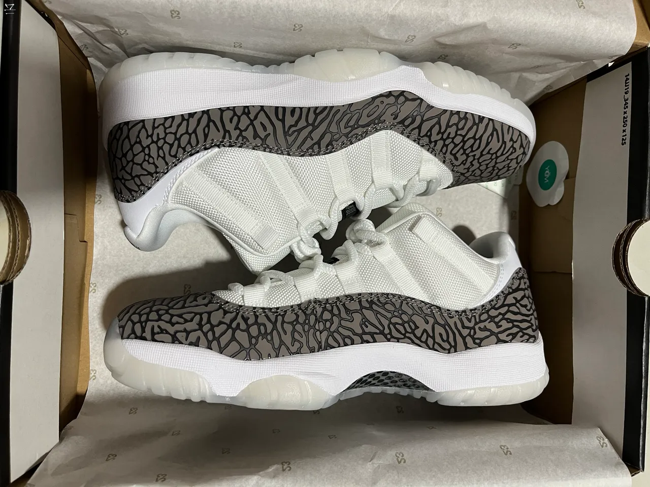 Tênis lifestyle de cano baixo Air Jordan 11 branco e cinza com estampa de elefante 8