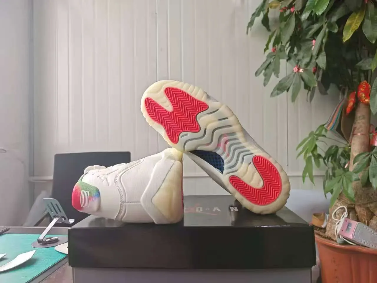 Air Jordan 11 أبيض أحمر Herringbone حذاء كرة السلة 2