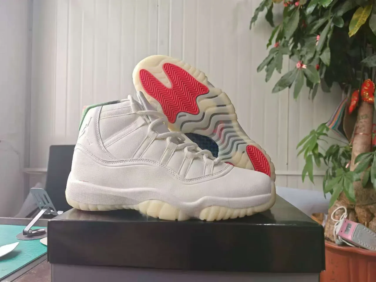 Air Jordan 11 أبيض أحمر Herringbone حذاء كرة السلة 4