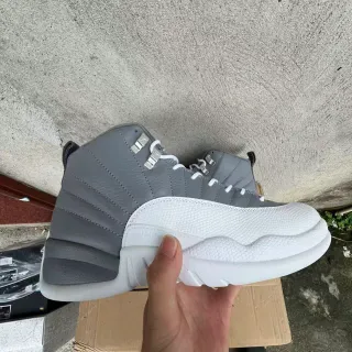 Air Jordan 12 ग्रे और सफेद बास्केटबॉल जूते
