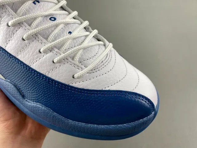 Air Jordan 12 Chaussures de Basketball Blanc et Bleu Royal 2