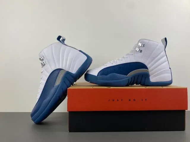 Air Jordan 12 Chaussures de Basketball Blanc et Bleu Royal 15