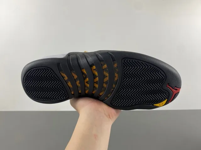 Air Jordan 12 白黑金 篮球鞋 5