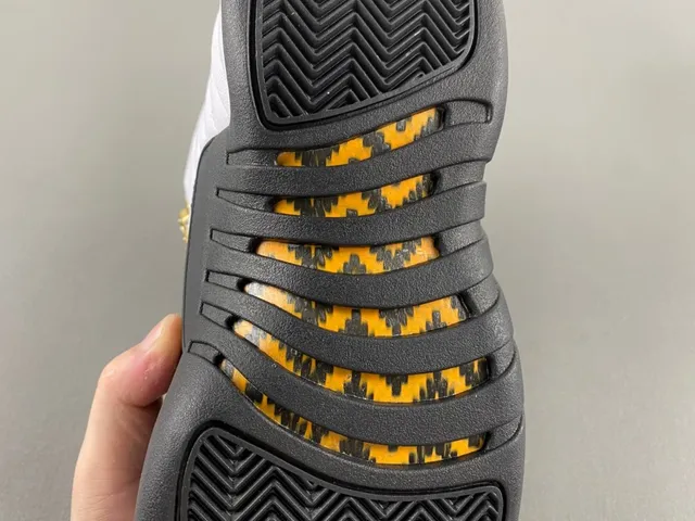 Air Jordan 12 白黑金 篮球鞋 10