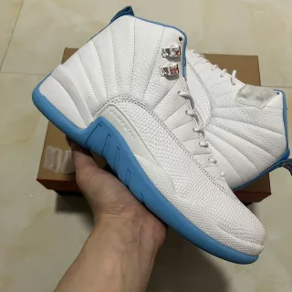 Zapatillas de baloncesto Air Jordan 12 blanco y azul claro