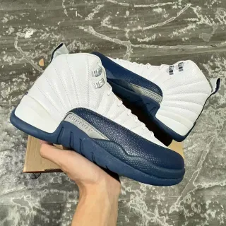 Tênis de basquete Air Jordan 12 branco e azul-marinho