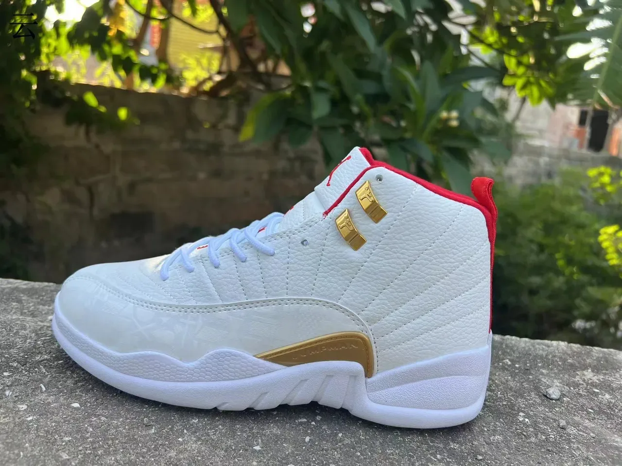 Air Jordan 12 সাদা লাল সোনালি বাস্কেটবল জুতো 2