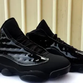 Tênis de basquete Air Jordan 13 em couro envernizado preto