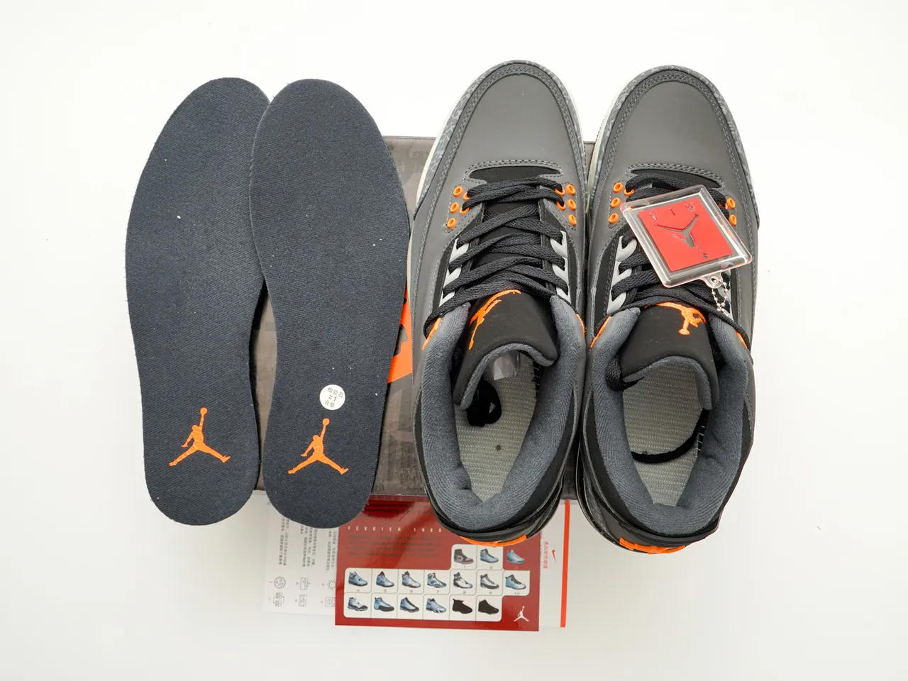 Tênis de basquete Air Jordan 3 cinza, preto e laranja com estampa de elefante 2