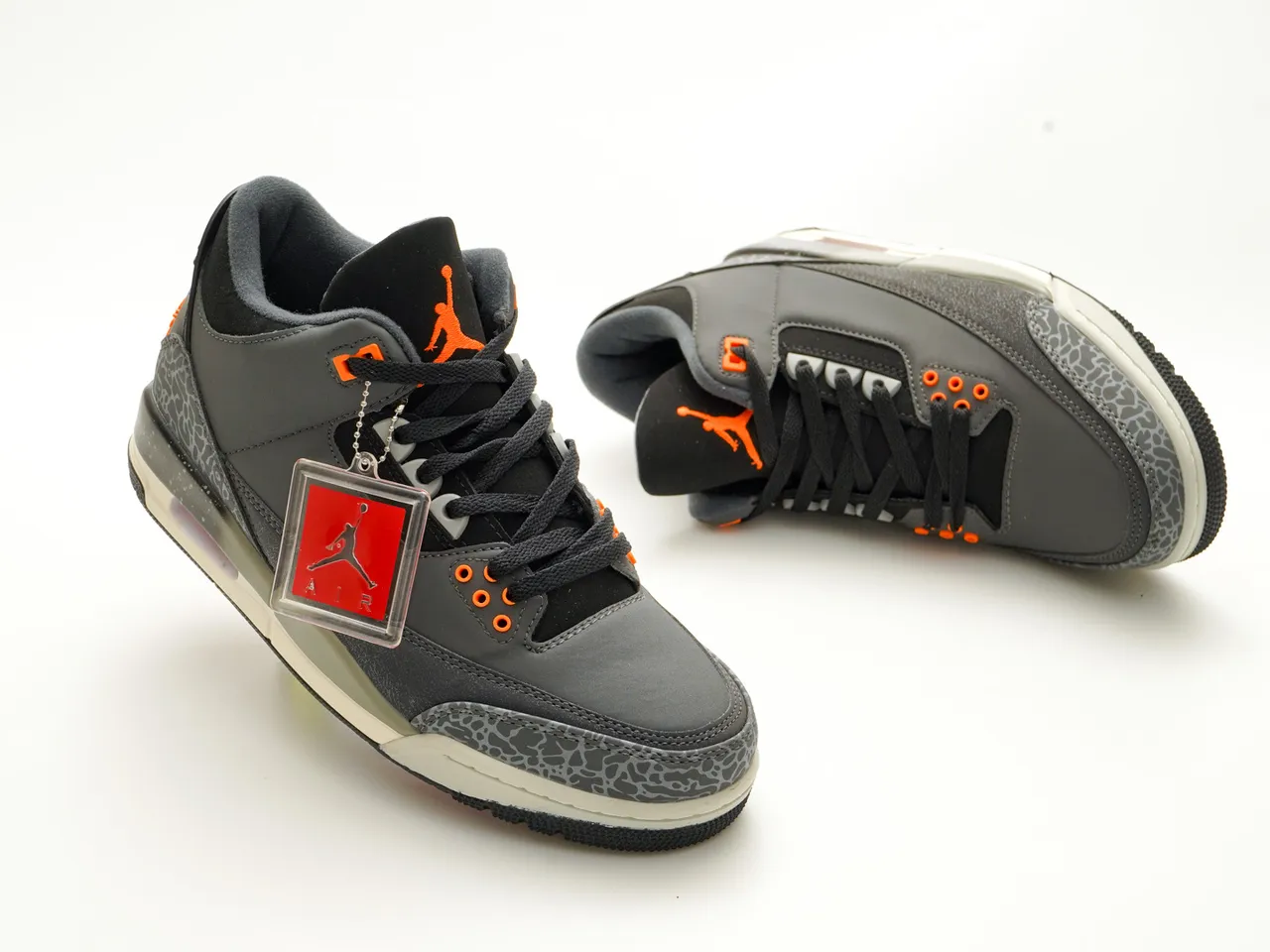 Tênis de basquete Air Jordan 3 cinza, preto e laranja com estampa de elefante 3
