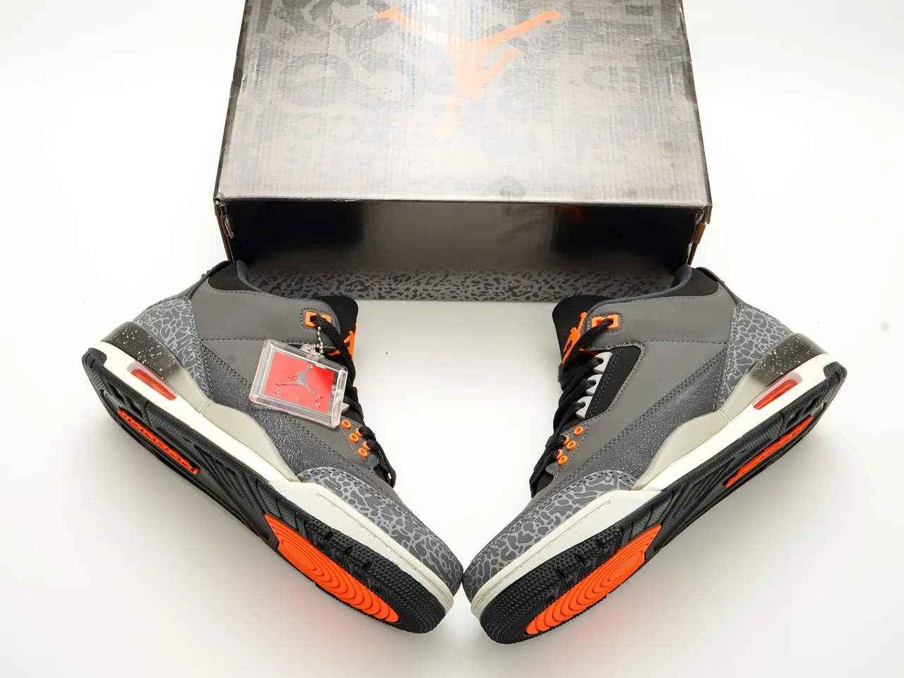 Tênis de basquete Air Jordan 3 cinza, preto e laranja com estampa de elefante 4