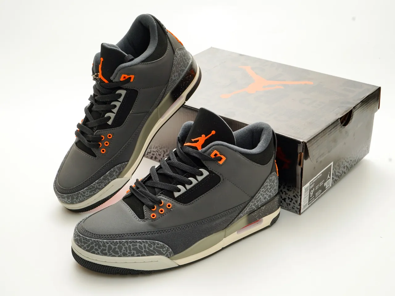 Tênis de basquete Air Jordan 3 cinza, preto e laranja com estampa de elefante 5