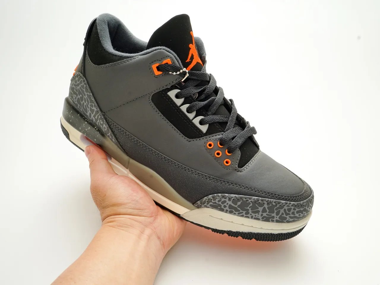 Tênis de basquete Air Jordan 3 cinza, preto e laranja com estampa de elefante 6
