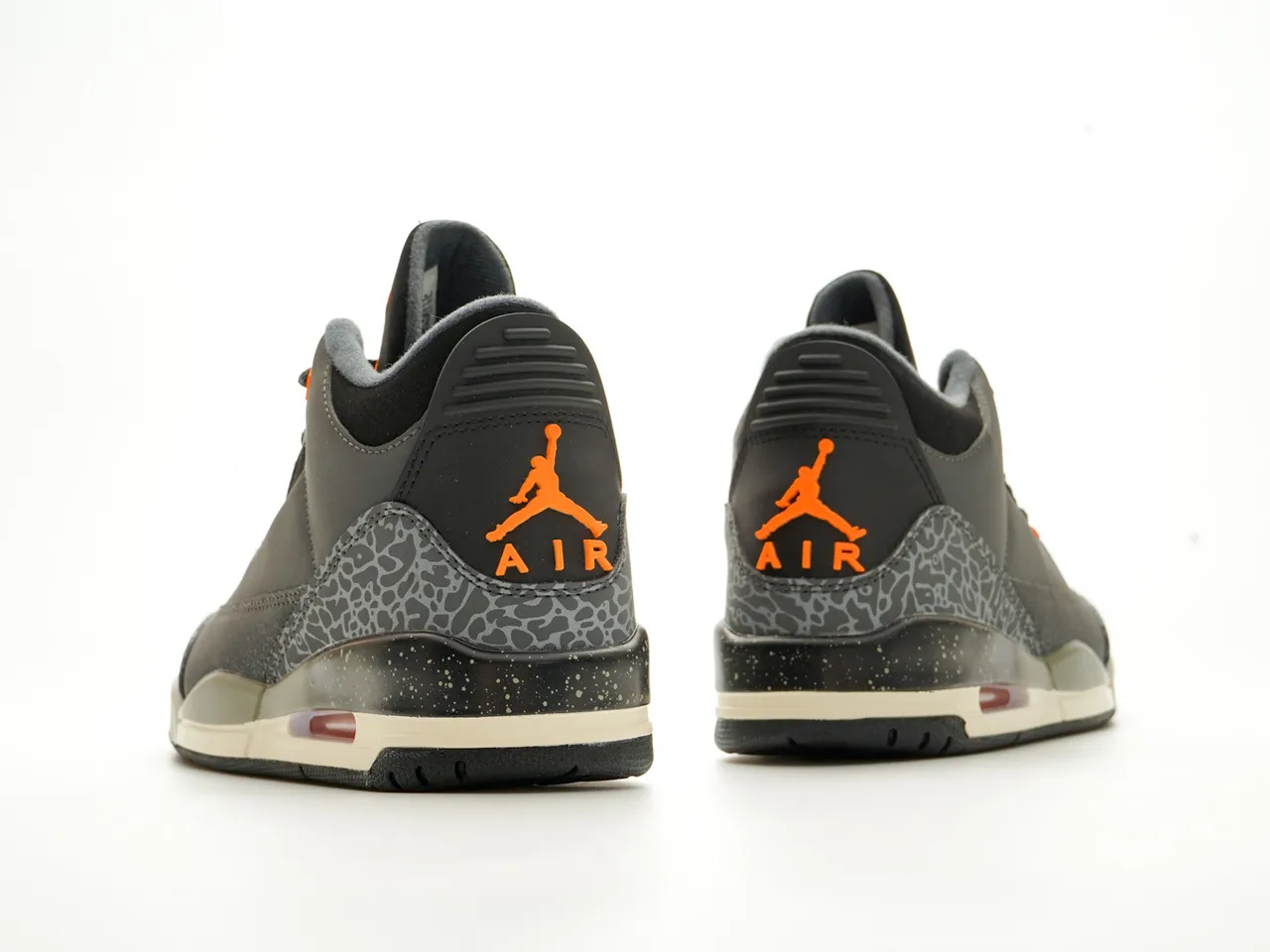 Tênis de basquete Air Jordan 3 cinza, preto e laranja com estampa de elefante 7
