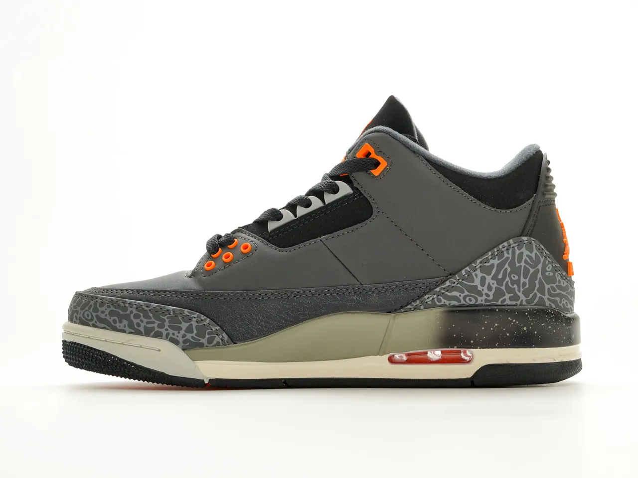 Tênis de basquete Air Jordan 3 cinza, preto e laranja com estampa de elefante 9