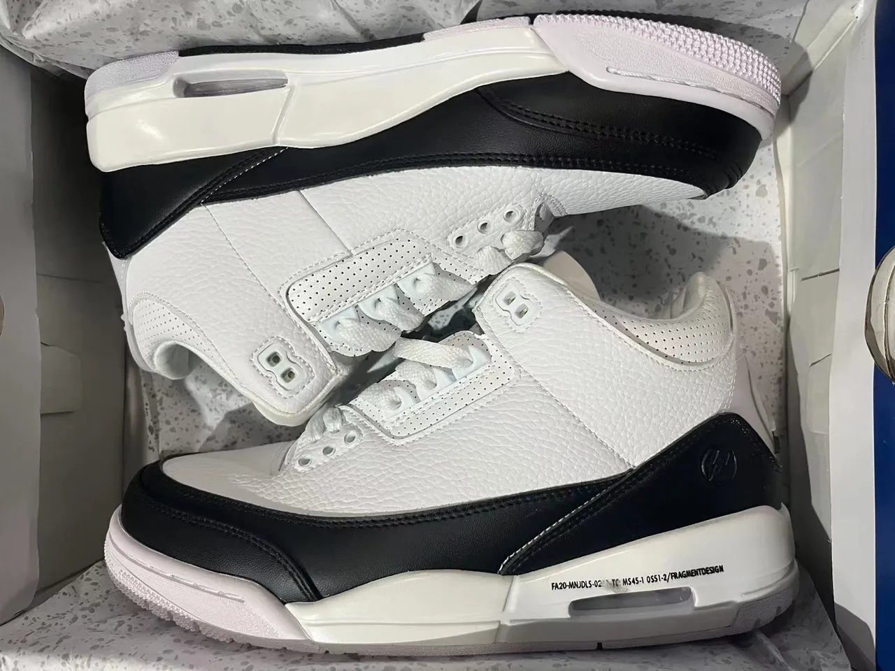 Tênis de basquete Air Jordan 3 branco e preto 6