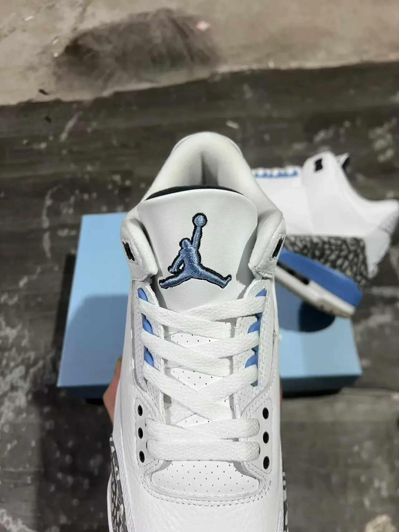 Air Jordan 3 白蓝象纹篮球鞋 4