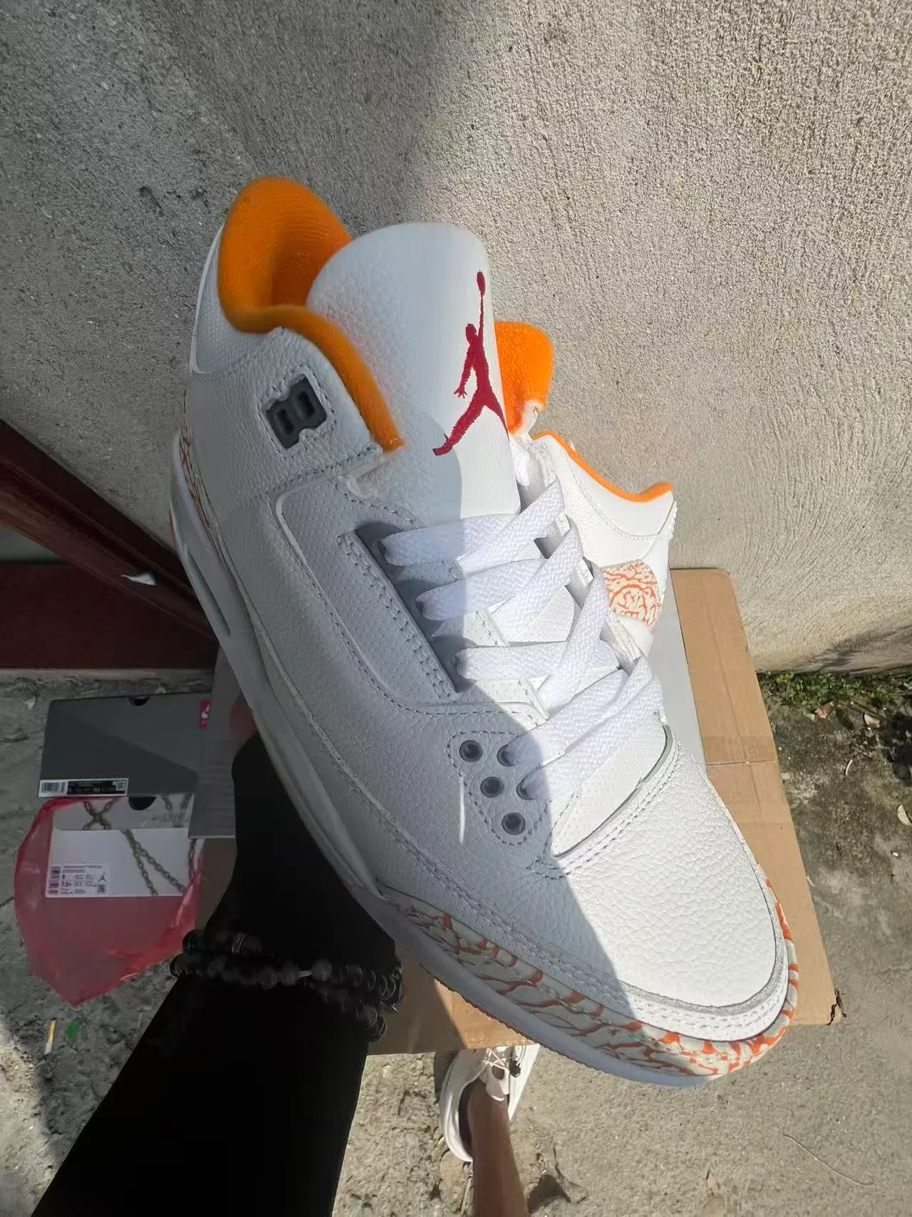 Tênis de basquete Air Jordan 3 branco e laranja com estampa de elefante 2
