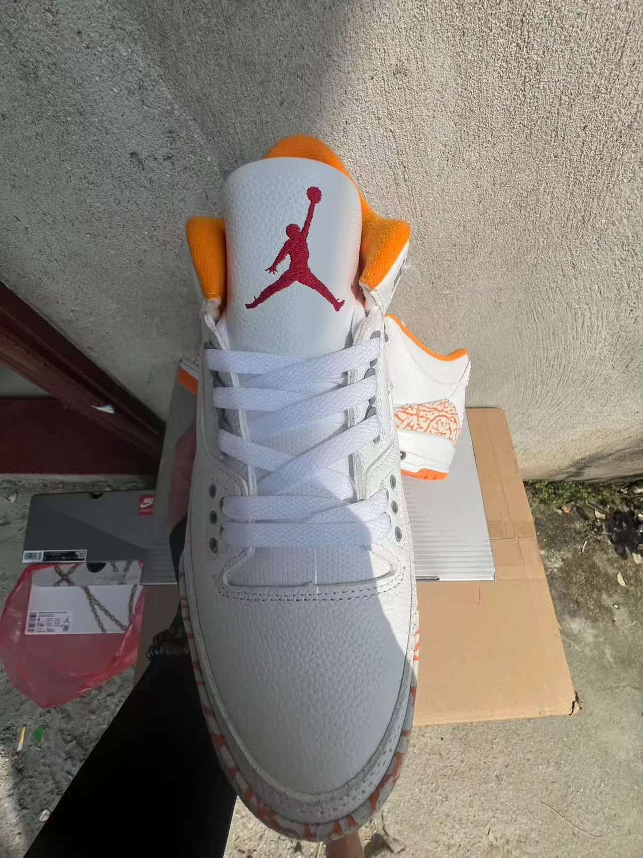 Tênis de basquete Air Jordan 3 branco e laranja com estampa de elefante 3