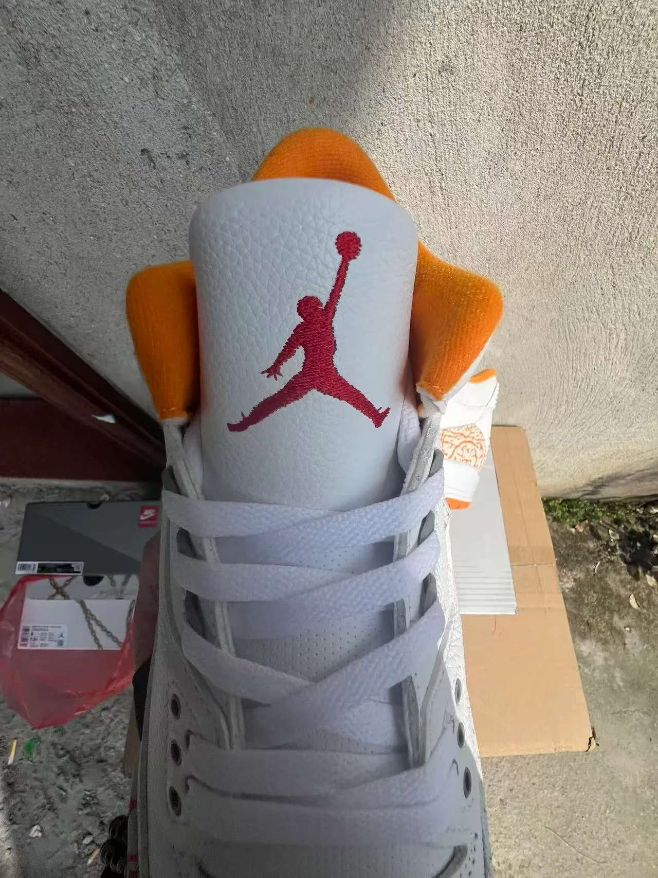 Tênis de basquete Air Jordan 3 branco e laranja com estampa de elefante 4