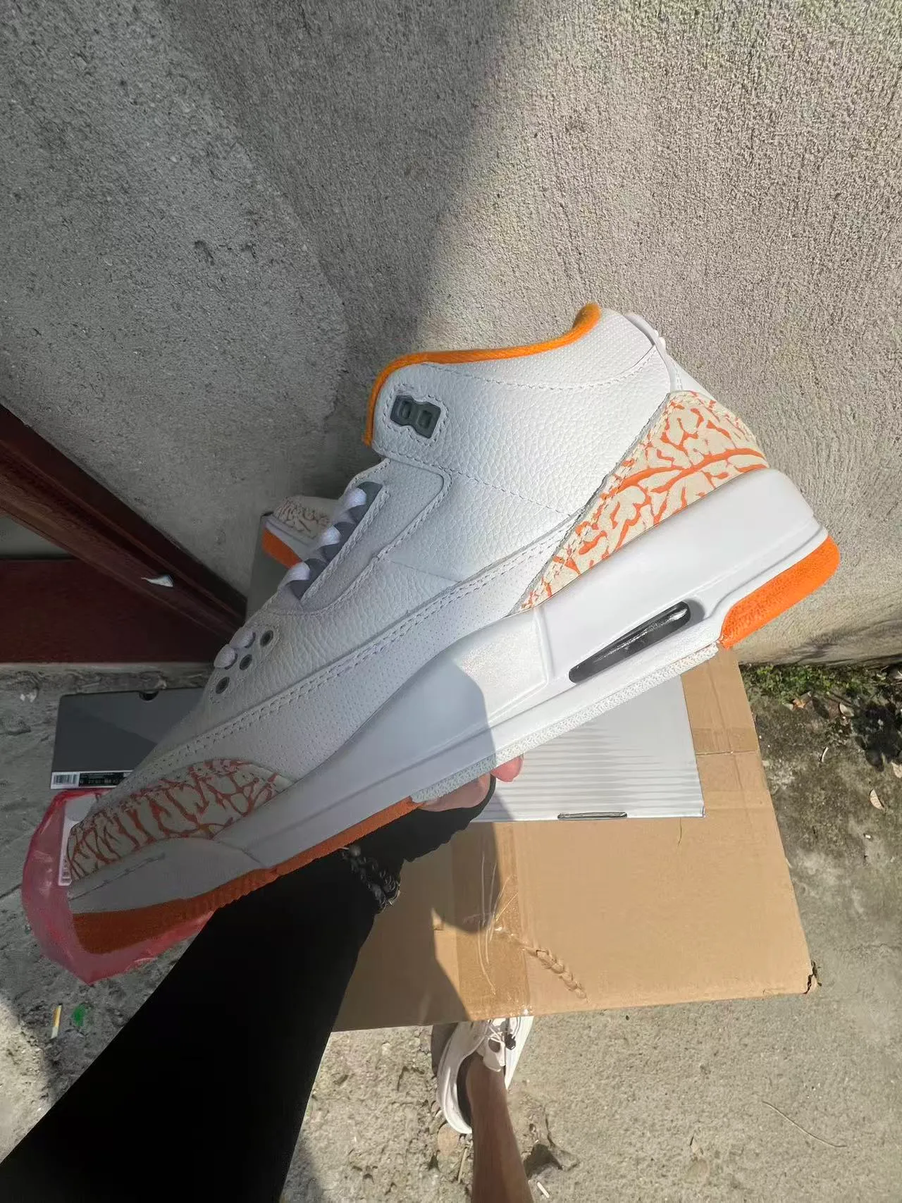 Tênis de basquete Air Jordan 3 branco e laranja com estampa de elefante 5