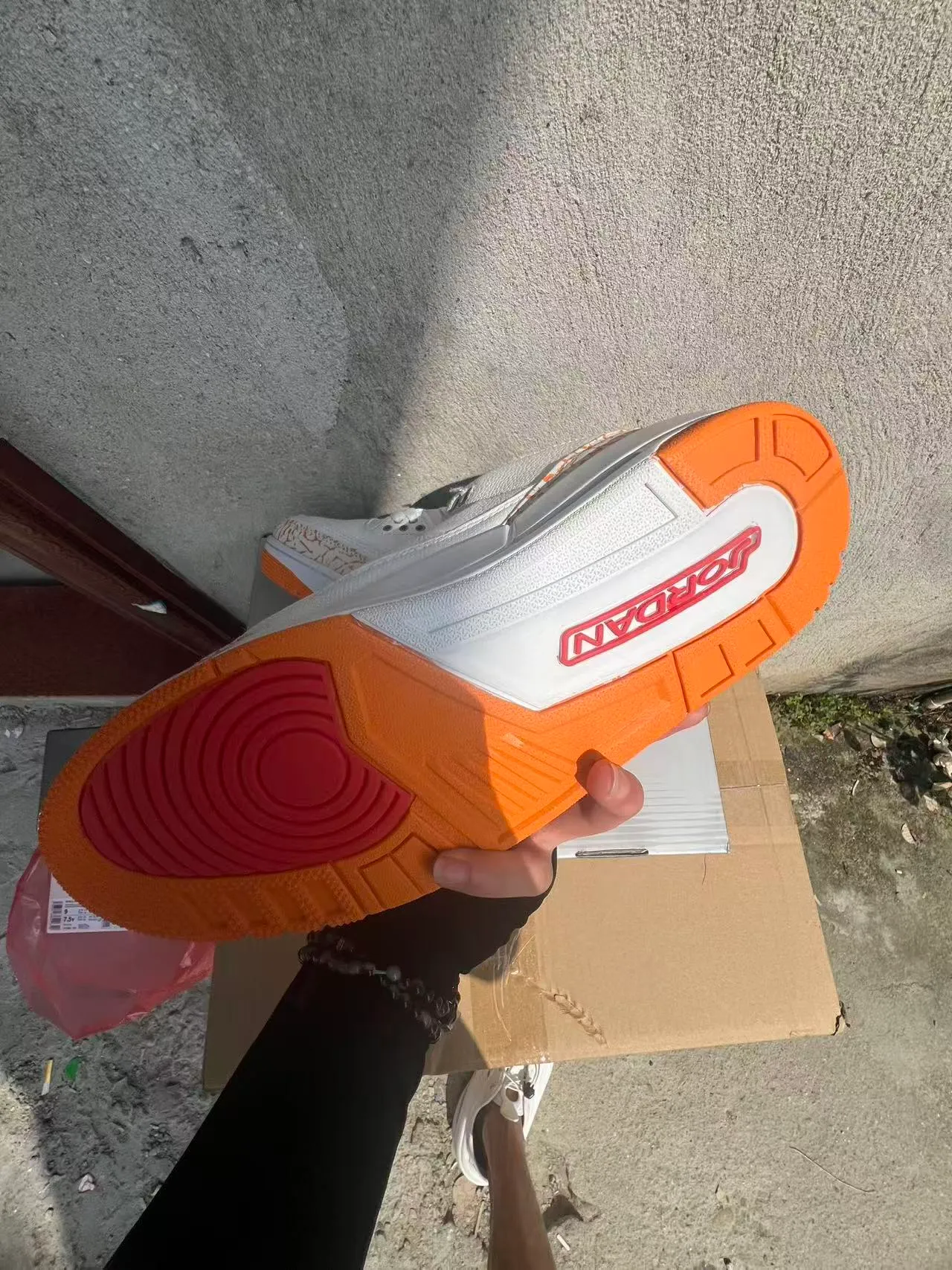 Tênis de basquete Air Jordan 3 branco e laranja com estampa de elefante 6