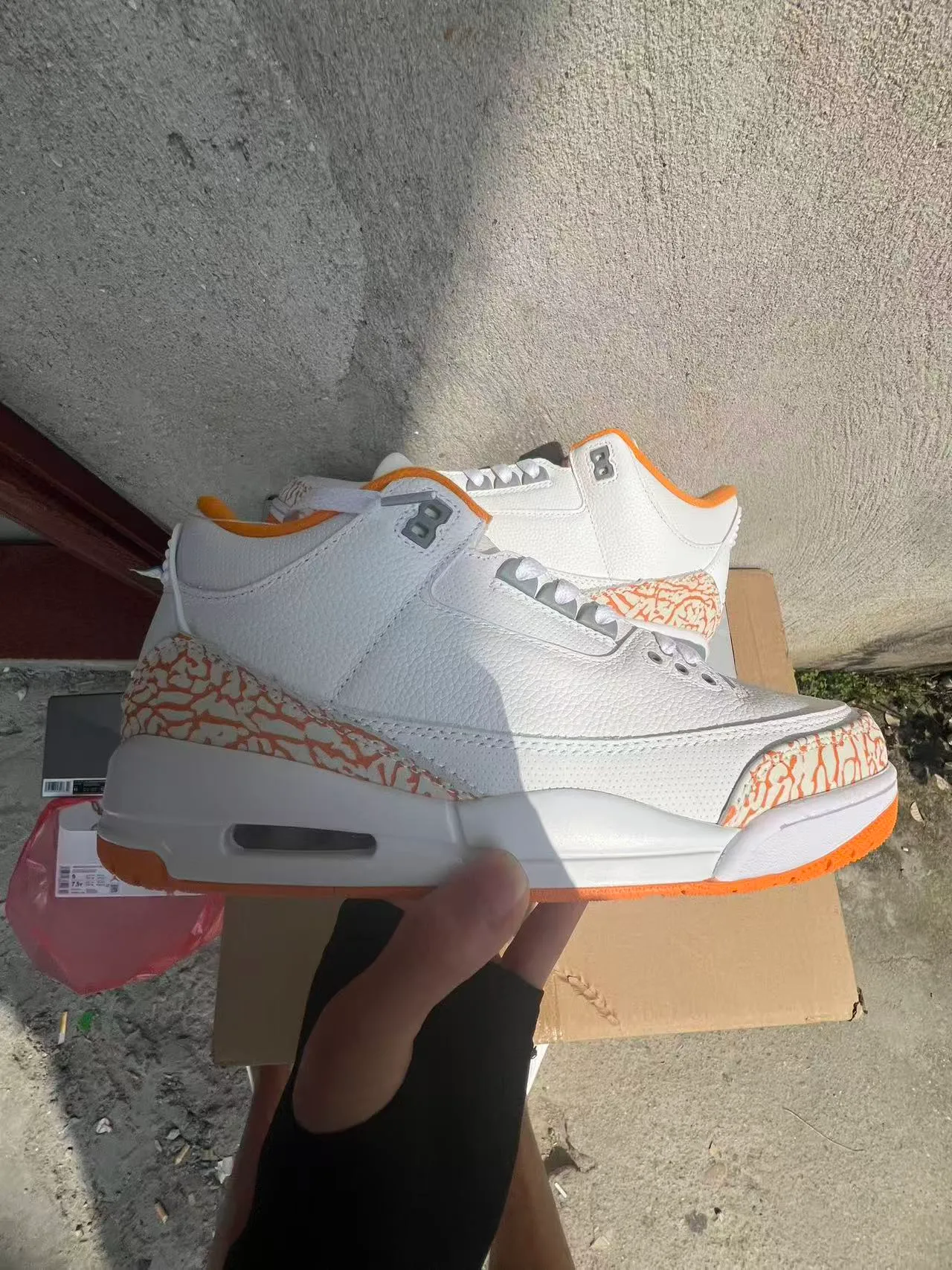 Tênis de basquete Air Jordan 3 branco e laranja com estampa de elefante 7