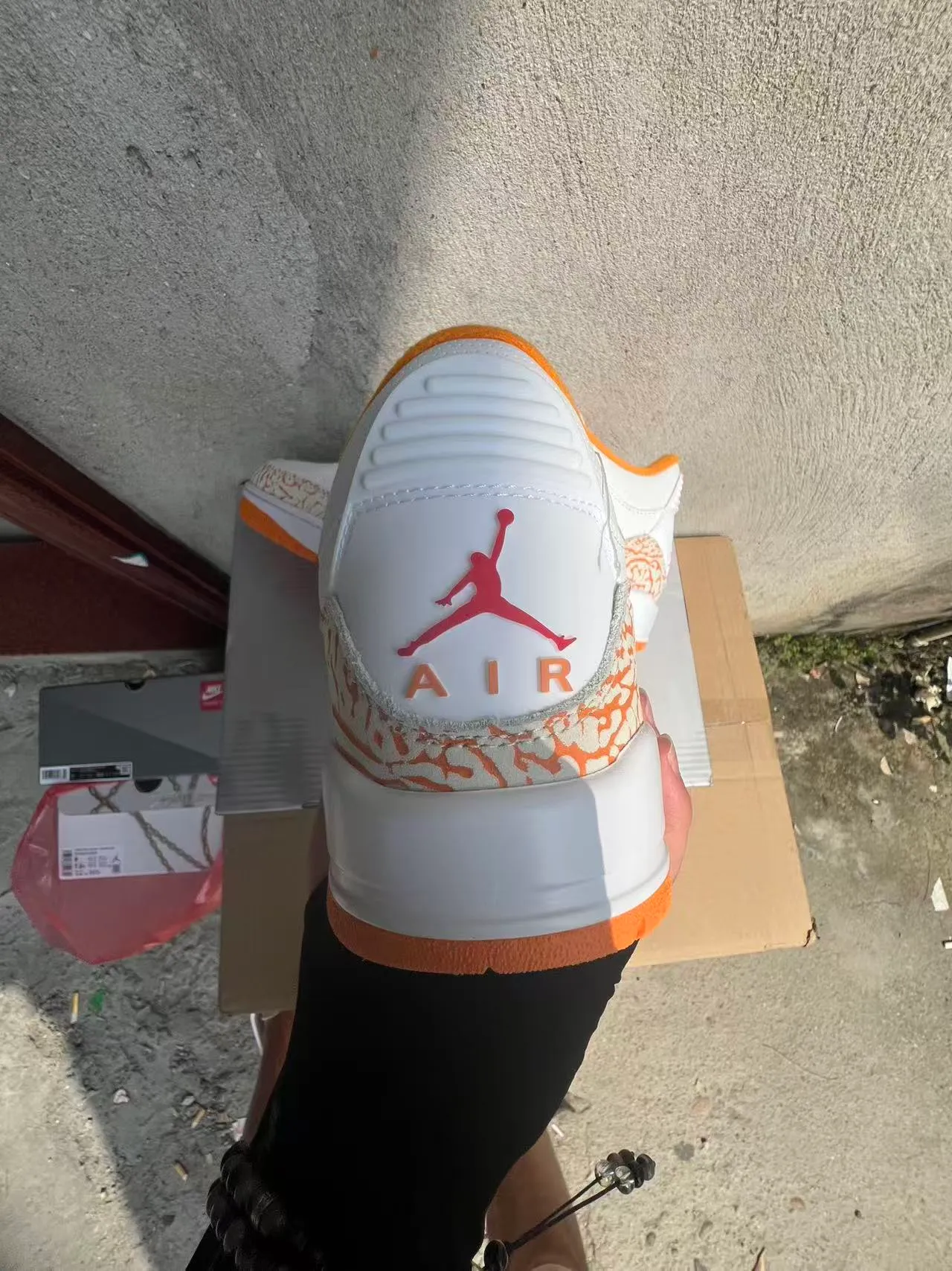 Tênis de basquete Air Jordan 3 branco e laranja com estampa de elefante 8