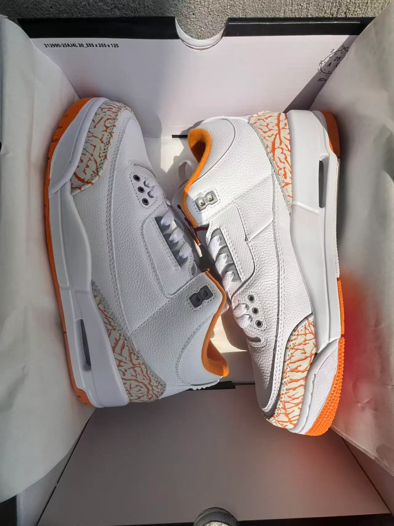 Tênis de basquete Air Jordan 3 branco e laranja com estampa de elefante 9