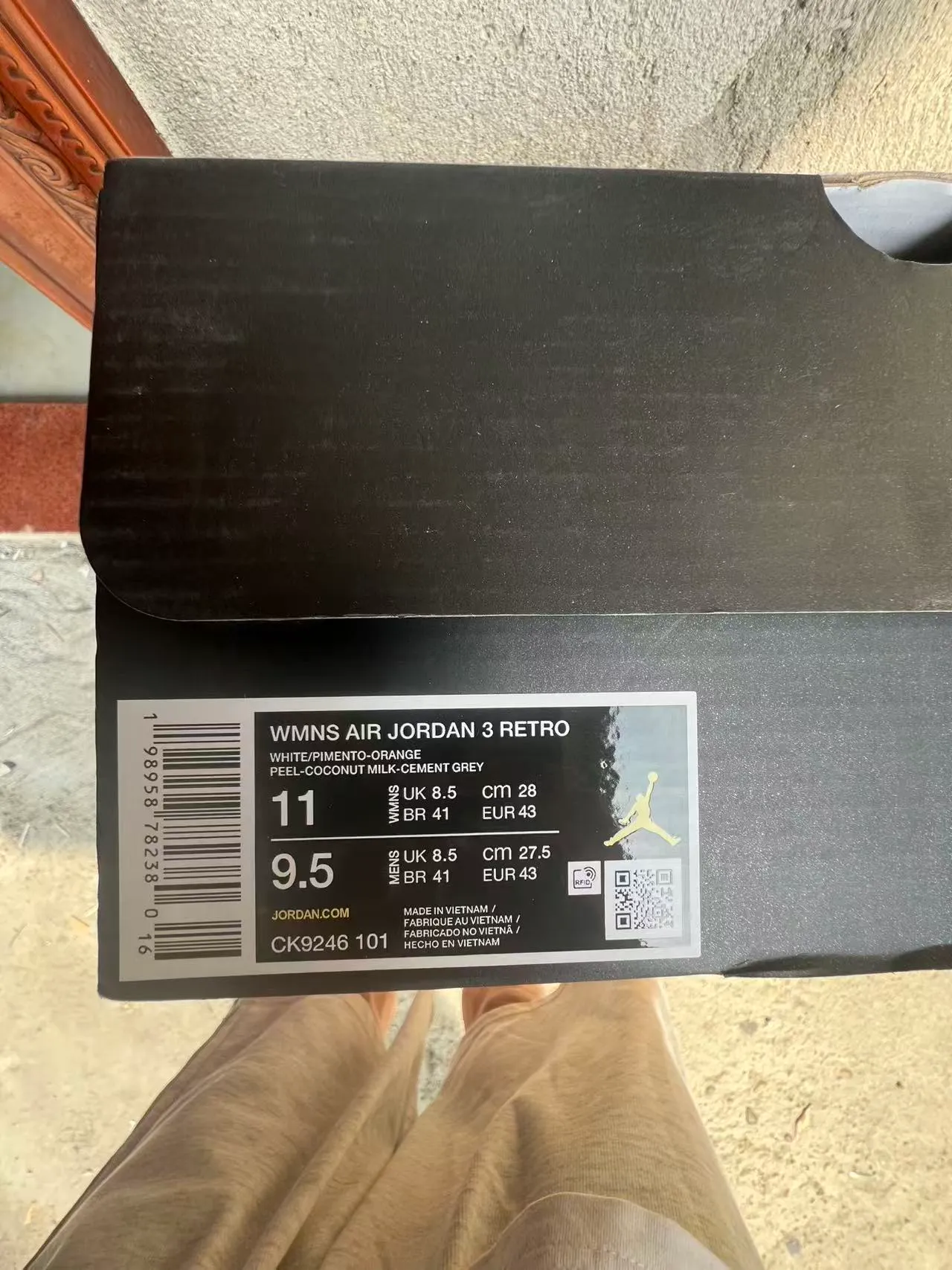 Tênis de basquete Air Jordan 3 branco e laranja com estampa de elefante 10