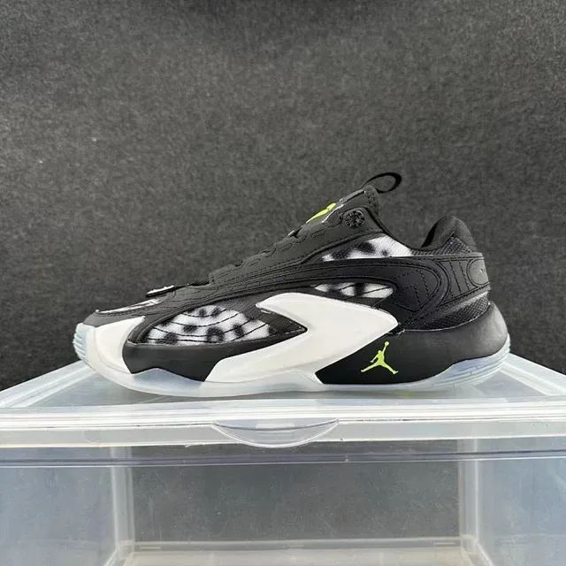 حذاء رياضي لايف ستايل Air Jordan 36 بنقشة جلد الفهد باللون الأسود والأبيض والأخضر 2