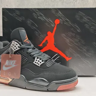 Zapatillas de baloncesto Air Jordan 4 negro y naranja