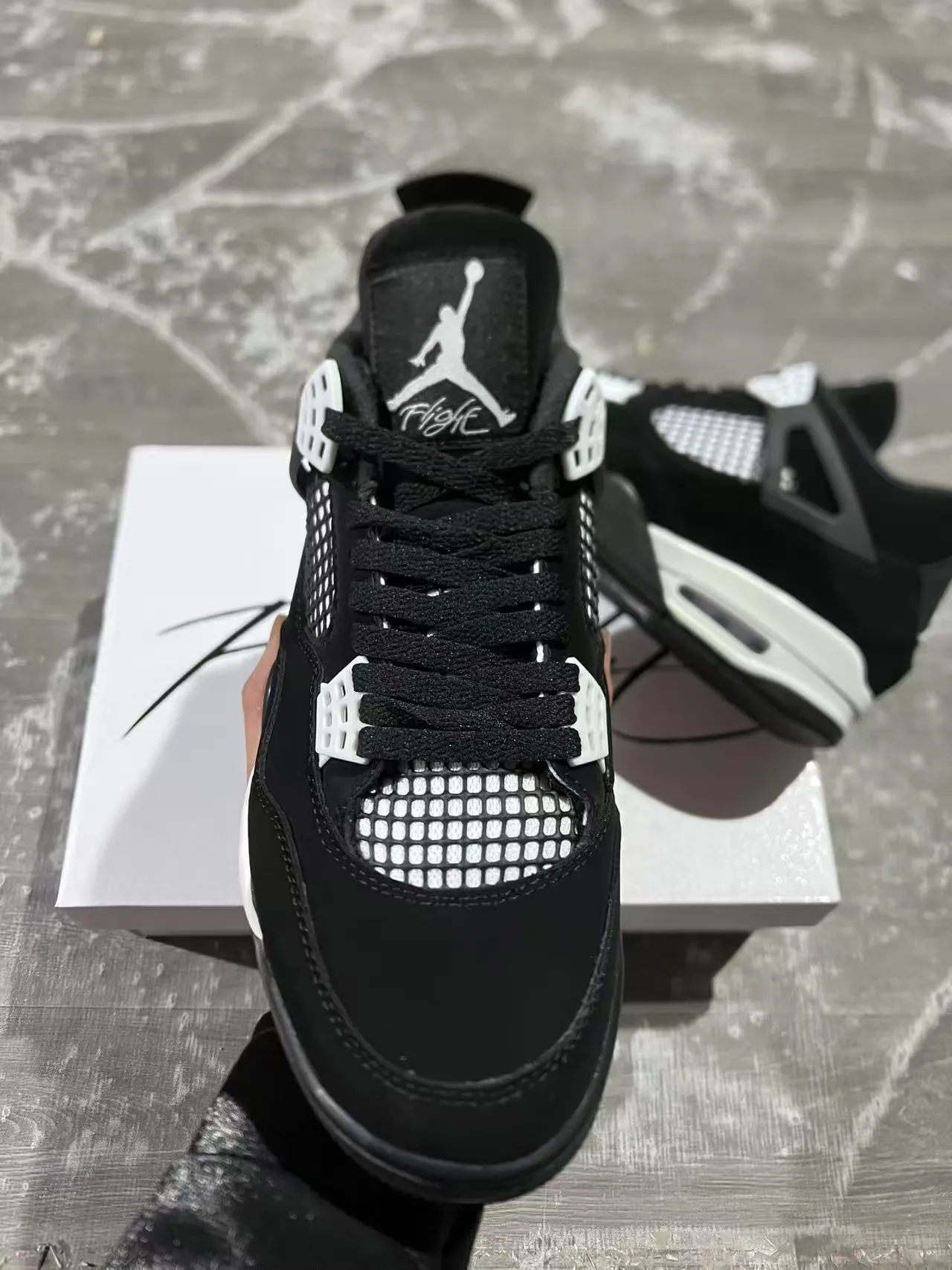 Air Jordan 4 黑白篮球鞋 3